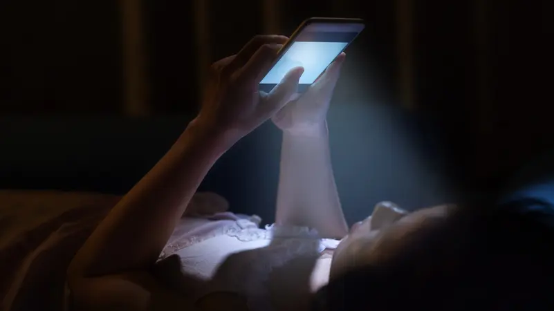 دراسة حديثة تحذر: استخدام الهواتف في الليل ممكن يزيد الأفكار الانتحارية عند اللي عندهم مشاكل نفسية مسبقة، بينما بعض أنماط الاستخدام التانية ممكن تكون مفيدة. ساعات الليل لها تأثير صامت على صحتنا النفسية. #صحة_نفسية #هواتف_الليل