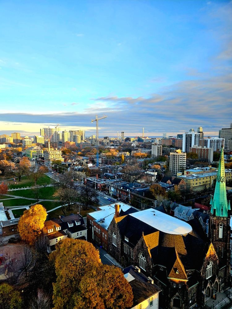 liskeard1's tweet image. 🇨🇦🍁🏒How is everyone&apos;s day going? Did you make time for a few laughs? The skies over downtown Toronto are clear with a few gorgeous clouds #Leafs tonight! Got a chance to talk Toronto sports with some very enthusiastic people at the grocery store today #Raptors! No snow here 😃