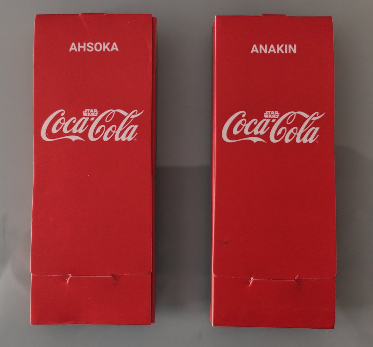 dengar69's tweet image. Me acabo de dar cuenta de que no he explicado lo de estos llaveros de la promoción @starwars y Coca Cola en España. 
Estos llaveros van en inglés y sólo podían ser conseguidos como premio en la web de @CocaCola_es .En tienda había 6 distintos en Español en web 8 en inglés (1/2)