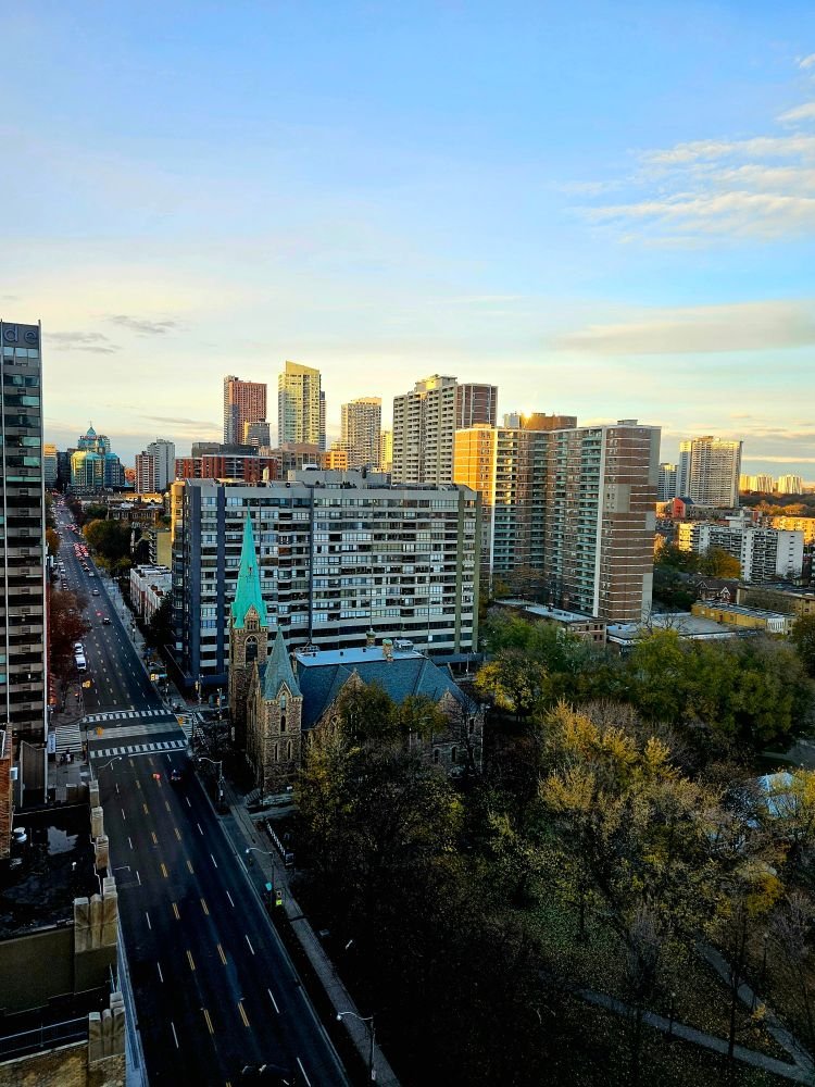 liskeard1's tweet image. 🇨🇦🍁🏒How is everyone&apos;s day going? Did you make time for a few laughs? The skies over downtown Toronto are clear with a few gorgeous clouds #Leafs tonight! Got a chance to talk Toronto sports with some very enthusiastic people at the grocery store today #Raptors! No snow here 😃