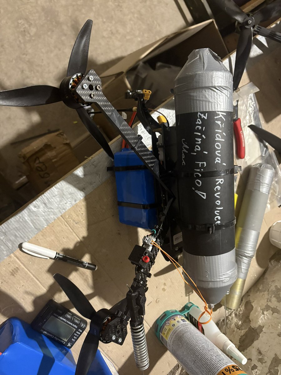 Mac_Volonter's tweet image. Křídová revoluce jede i na 🇺🇦 frontě. Jen žádný chodník v okolí nebyl 🤷‍♂️.