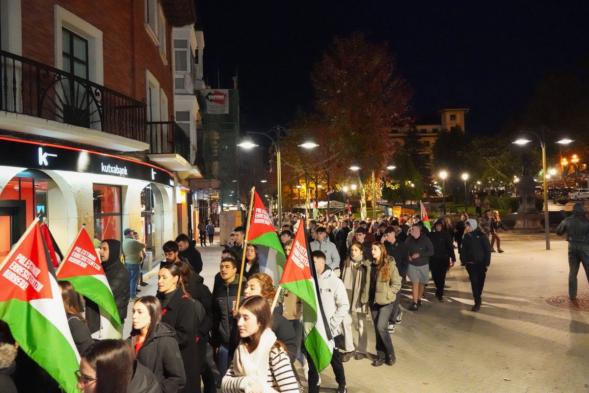 Gaur Gernikan kalera irten gara Israelen aurkako boikotean berresteko eta antolakuntza eta borrokaren bidez Gernikako partida gelditzea lortu dela aldarrikatzeko. 

Israelgo taldeak, ez Gernikan ez inon!