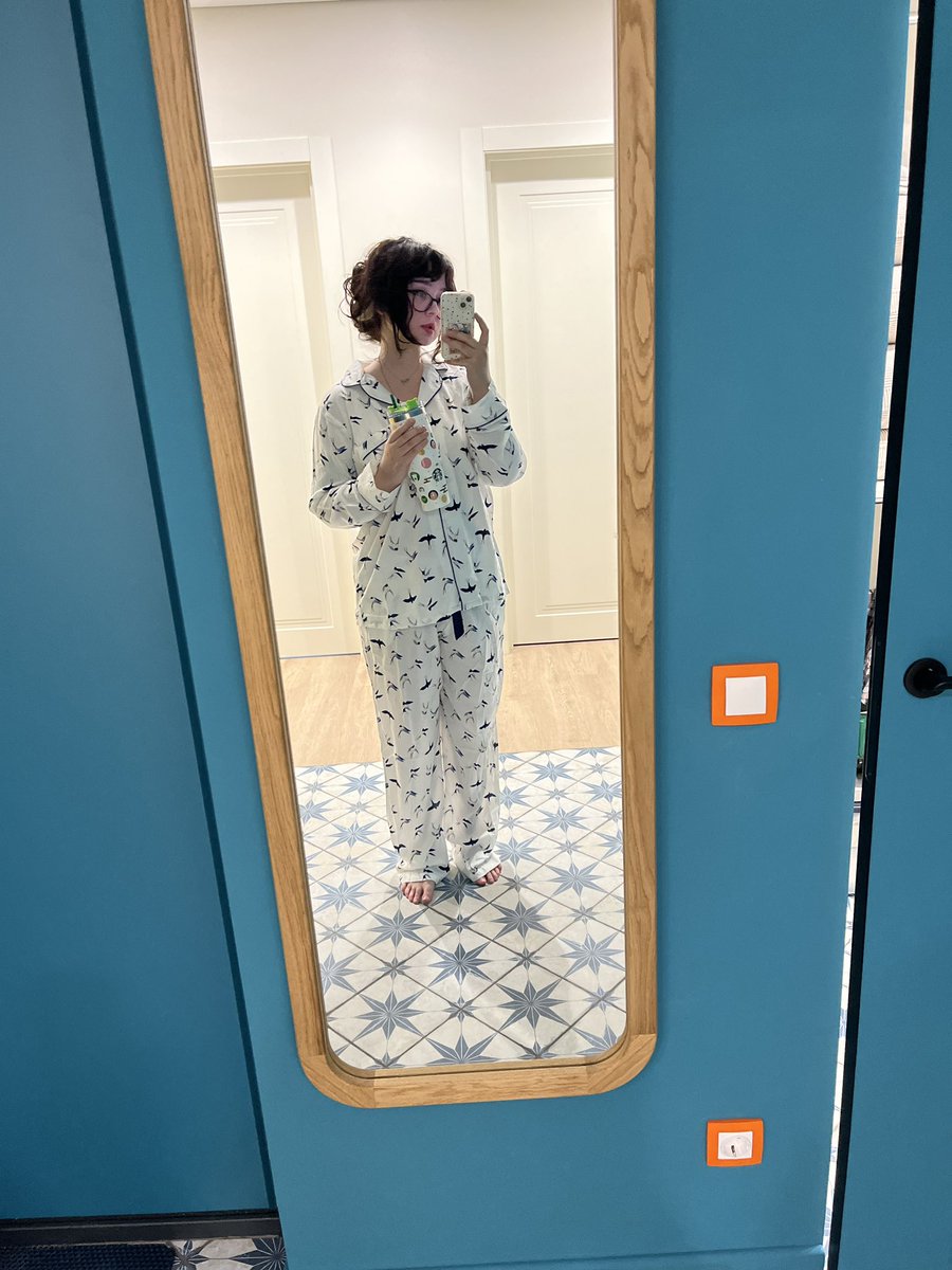 aimaii's tweet photo. новая пижама как повод запостить селфи в забытый твиттер 🤍👀 https://t.co/RiOTr6LAi2