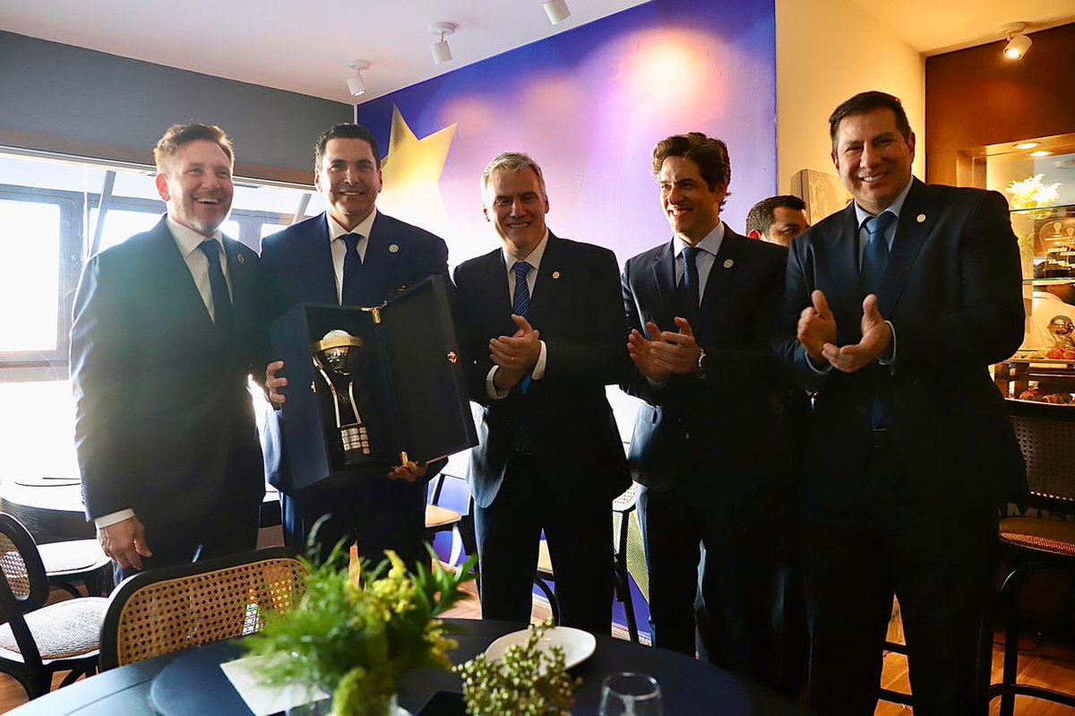Reconocimiento con historia y gratitud 🤝

La Asociación Paraguaya de Fútbol entregó hoy un reconocimiento al presidente de la <a href="/CONMEBOL/">CONMEBOL.com</a>, Alejandro Domínguez (<a href="/agdws/">Alejandro Domínguez</a>), por su liderazgo decisivo y su permanente apoyo al desarrollo del fútbol paraguayo.

Esta distinción refleja el