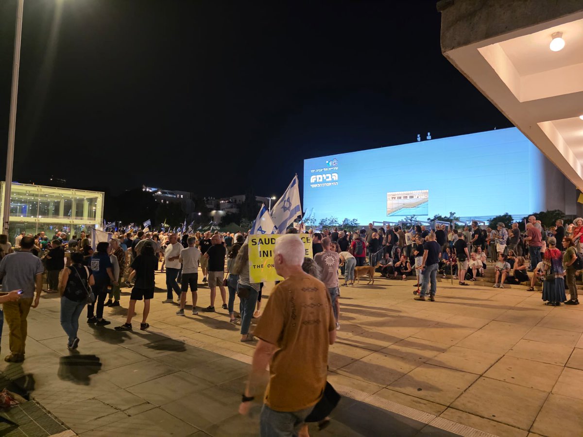 הבימה הערב, מבט מבפנים.
מלנתלפים מפגינים....

צילום: <a href="/itzikshag/">איציק שאג</a>