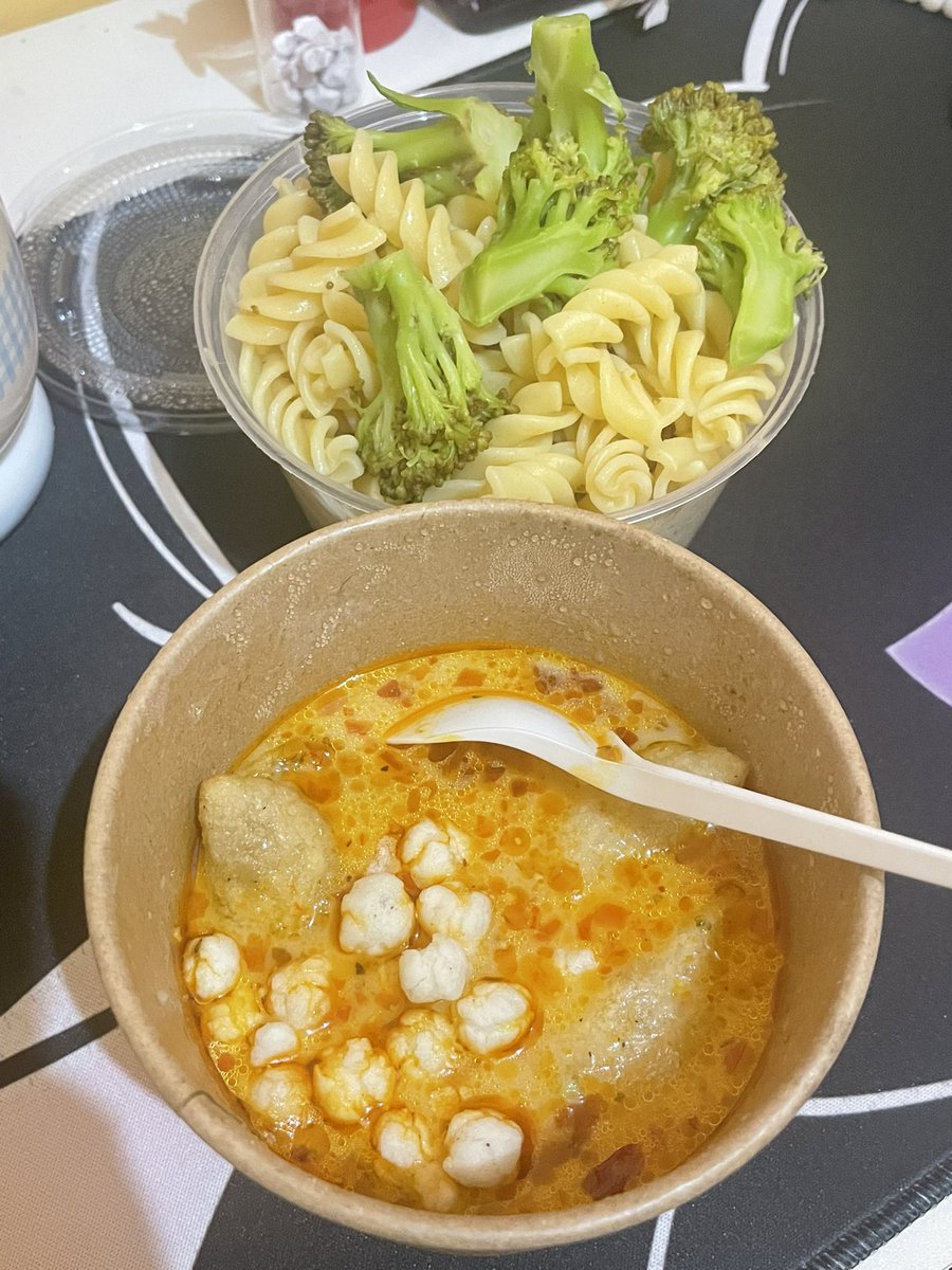 mo0uwza's tweet image. balance for eat and study 💗