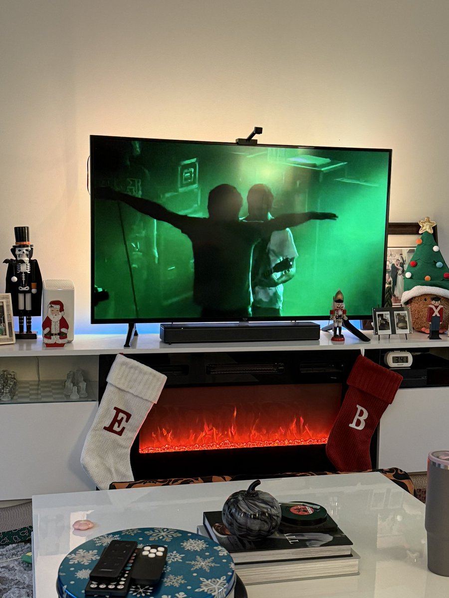 SpeedZoneFilms_'s tweet image. Wouldn’t be Christmas season without my annual tradition putting up the tree to @ENTERSHIKARI Hatfield Christmas performance