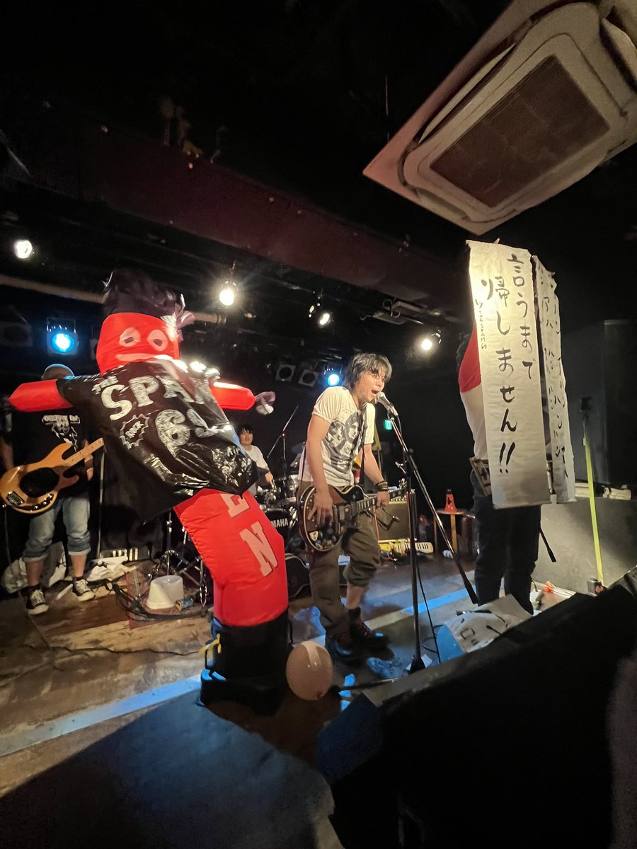 honey_wonder34's tweet photo. 町田にSPAM69を聴きに行ってきた
相変わらず楽しかった！
終わって周りの人達が口々に「楽しかったー」と言っていて、なんだか嬉しかった。
私もエンターテイメントしよう。

あと衝撃の5人目のメンバー！荒ぶってました笑 https://t.co/htuN8gObvU
