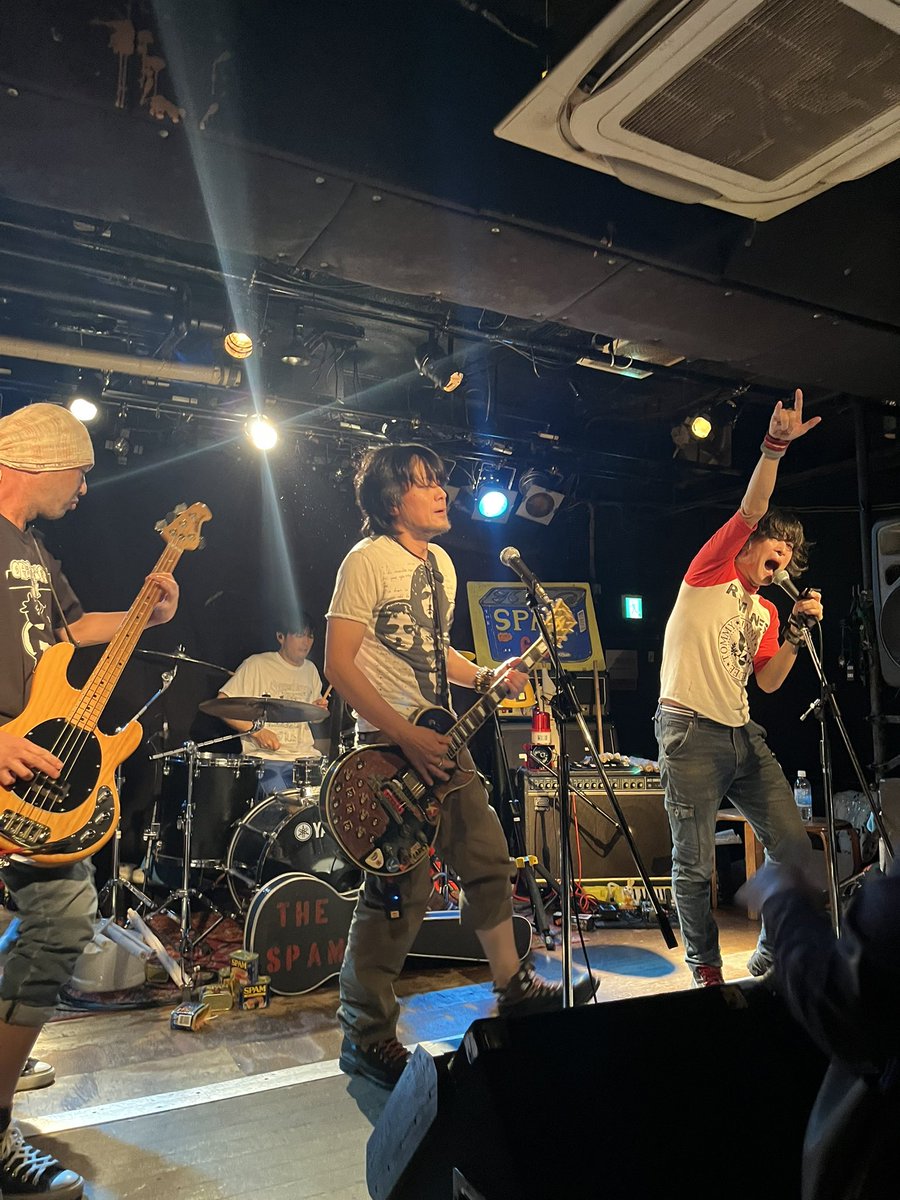 honey_wonder34's tweet photo. 町田にSPAM69を聴きに行ってきた
相変わらず楽しかった！
終わって周りの人達が口々に「楽しかったー」と言っていて、なんだか嬉しかった。
私もエンターテイメントしよう。

あと衝撃の5人目のメンバー！荒ぶってました笑 https://t.co/htuN8gObvU