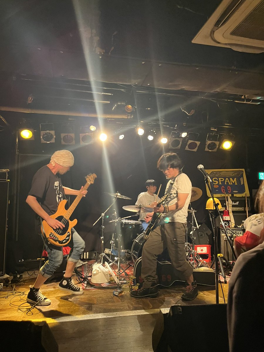 honey_wonder34's tweet photo. 町田にSPAM69を聴きに行ってきた
相変わらず楽しかった！
終わって周りの人達が口々に「楽しかったー」と言っていて、なんだか嬉しかった。
私もエンターテイメントしよう。

あと衝撃の5人目のメンバー！荒ぶってました笑 https://t.co/htuN8gObvU