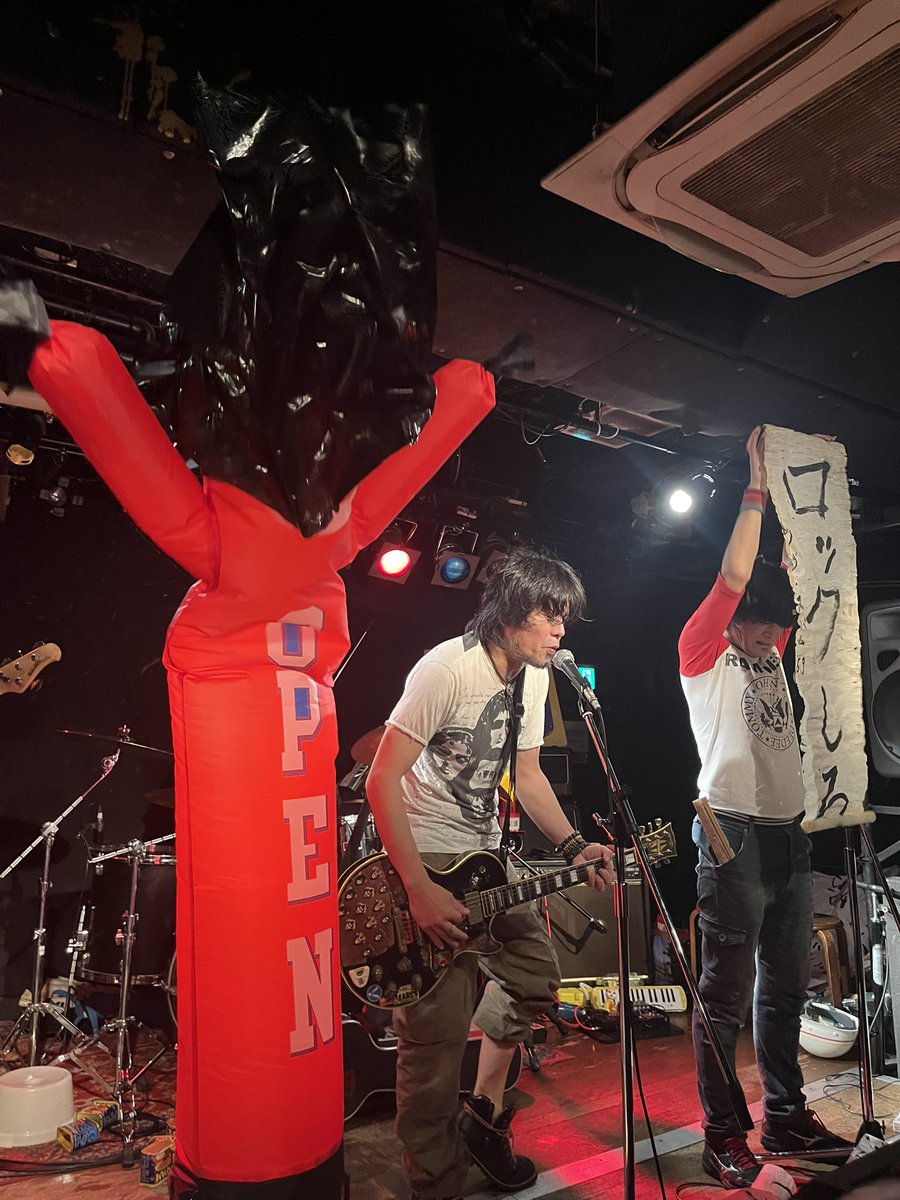 honey_wonder34's tweet photo. 町田にSPAM69を聴きに行ってきた
相変わらず楽しかった！
終わって周りの人達が口々に「楽しかったー」と言っていて、なんだか嬉しかった。
私もエンターテイメントしよう。

あと衝撃の5人目のメンバー！荒ぶってました笑 https://t.co/htuN8gObvU