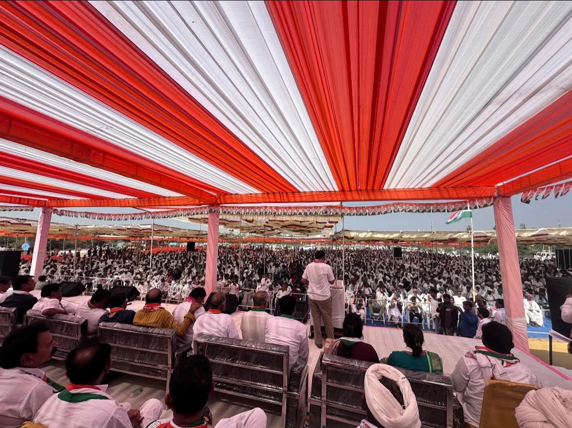 गुजरात में परिवर्तन के संकल्प के साथ शुरू हुई जनाक्रोश यात्रा को वाव–थराद में गुजरात कांग्रेस प्रभारी महासचिव श्री <a href="/MukulWasnik/">Mukul Wasnik</a> जी, PCC अध्यक्ष <a href="/AmitChavdaINC/">Amit Chavda</a> जी और अन्य वरिष्ठ कांग्रेस नेताओं के साथ संबोधित किया।

यह यात्रा गुजरात की आकांक्षाओं की यात्रा है, और आने वाले दिनों