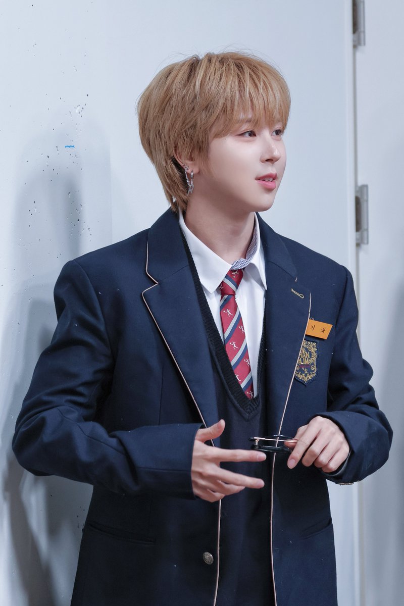 251115 #기욱 #GIUK #원위 #ONEWE 
선배는 몰랐겠지만.. 제가 많이 좋아했어요
졸업 축하해요