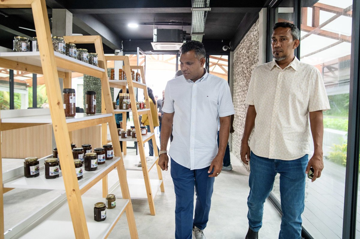 FaisalNasym's tweet photo. އޯތެންޓިކް ފުވައްމުލަކަކީ، ފުވައްމުލަކުގެ އުފެއްދުންތެރިންނާއި ފަންނުވެރިންގެ ހުނަރުވެރި މަސައްކަތްތަކުގެ ފުރިހަމަކަން ފެނިގެންދާ ވަރަށް ފުރިހަމަ ޝޯ ރޫމެއް. މި ޝޯ ރޫމްގައި ތަފާތު އެކި އެކި އުފެއްދުންތައް ހުރިއިރު، މިއީ ކުދި ވިޔަފާރި ތަކަށް ފަހިވެގެން ދިޔަ ރަނުގެ ފުރުސަތެއް. ފުވައްމުލަކަށް ޒިޔާރާތްކުރާ ފަތުރުވެރިންގެ މެދުގައި މި ޝޯ ރޫމްގެ މަޤްބޫލުކަން އިތުރުވަމުންދާކަން ފާހަގަކުރެވޭ. މި ކަމުގެ ސަބަބުން ރަށުގެ އިޤްތިޞާދަށް ހެޔޮ ބަދަލުތަކެއް އަންނާނެކަން ޔަޤީން.