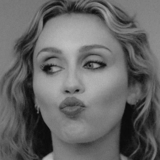 malibuwmiley's tweet photo. she's just being miley https://t.co/O6RYHLB5sz