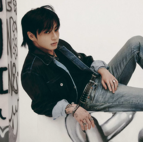 AboutMusicYT's tweet photo. Jungkook is the kpop soloist with the most #1 songs on Billboard Global 200. https://t.co/oVZ4rIfPFl