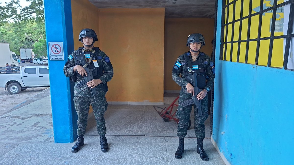 #NoticiasFAH || La Base Aérea Coronel Héctor Caraccioli Moncada, dando cumplimiento a lo establecido en la Constitución de la República, se encuentra prepara para realizar la entrega del material electoral, el cual será distribuido en los diferentes sectores de responsabilidad de