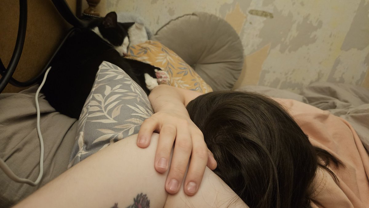 emptyhause's tweet image. Она уснула с рукой на моей руке, и теперь я не могу пошевелить ей
Плечо ноет, пальцы начинает покалывать, но, черт возьми, оно того стоит