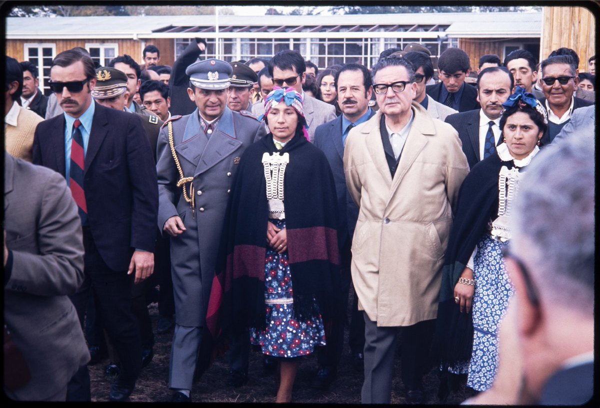 Presidente Salvador Allende en la Provincia de Cautín, marzo 1971. Atrás del presidente está Gastón Lobos Barrientos, que fue intendente de Cautín y luego Diputado. Militante del Partido Radical. Actual detenido desaparecido.
Fotografía de Michael Mauney. Original a color.