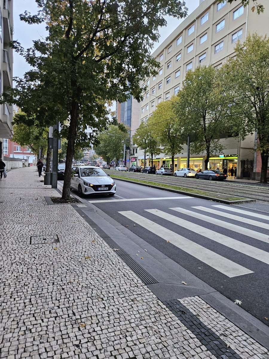 Bastava fiscalizar mais que o estacionamento abusivo acabava. O grande problema era a ciclovia. Lol não conhecem o poder dos 4 piscas
