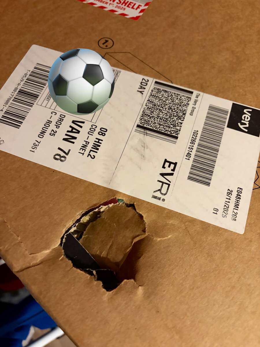 Lilsiee's tweet photo. @verynetwork I have received this? It’s over 100 pounds on a Lego set at this is how it arrives? It’s completely broken the box and supposed to be an Xmas present https://t.co/sPUSxSZic9