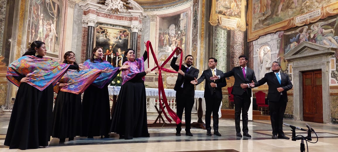 La milenaria iglesia de San Vitale al Quirinale de Roma sirvio de bello marco a un concierto del Octeto Vocal del Conservatorio de Celaya, organizado por la embajada de México ante la Santa Sede. De villancicos al Ave Maria y un popurrí de José Alfredo Jimenez en la ovación.ñ