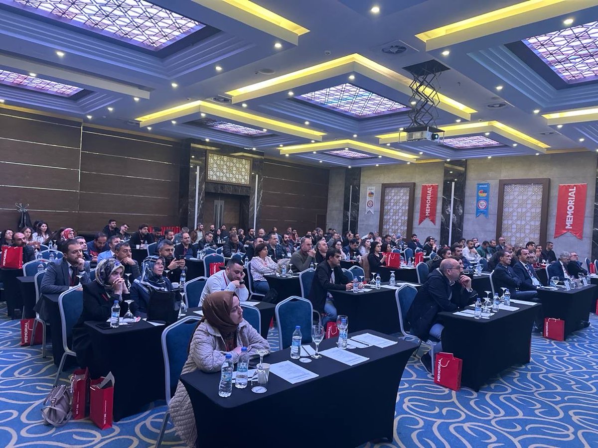 DİYAHED Aile Hekimliği Güz Sempozyumu büyük bir bilimsel şölenle gerçekleşti!

Diyarbakır İl Sağlık Müdürü Doç. Dr. Emre Asiltürk, DİYAHED Başkanı Dr. Kemal Noyan, Memorial Diyarbakır Hastanesi Başhekimi Dr. Abdurrahman Aktaş ve Diyarbakır Tabip Odası Başkanı Dr. Mehmet Veysi