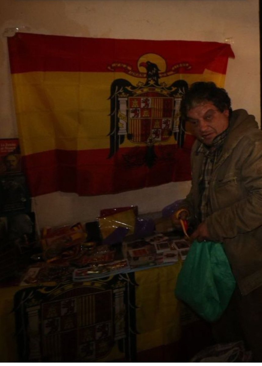 FonsiLoaiza's tweet image. Este es el franquista del puro que agredió sexualmente a mujeres activistas delante de cámaras y policías. Me han restringido la cuenta en Instagram por mostrarlo.

Instagram.com/fonsiloaiza

Mientras él sigue en libertad y se dedica a vender merchandising de apología franquista.