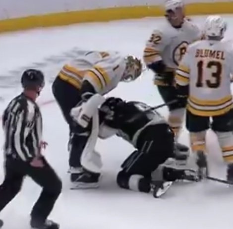 DKleinstuber's tweet image. twitter wouldn&apos;t have slept if binnington did either one of these last night 🤣🤣 #stlblues