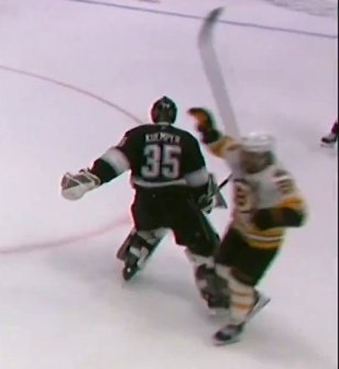 DKleinstuber's tweet image. twitter wouldn&apos;t have slept if binnington did either one of these last night 🤣🤣 #stlblues