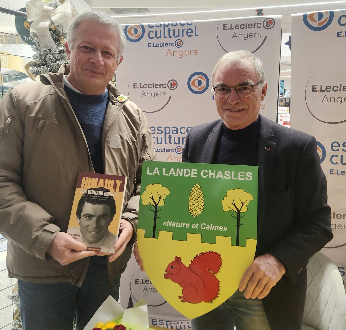 Une super rencontre en cette fin d'après midi à Angers entre le maire de La Lande-Chasles et Bernard Hinault ! Grand merci pour le temps accordé. Il a été question de La rose de La Lande-Chasles... Mais quel rapport avec ce champion cycliste ? Explications et reportage à venir.