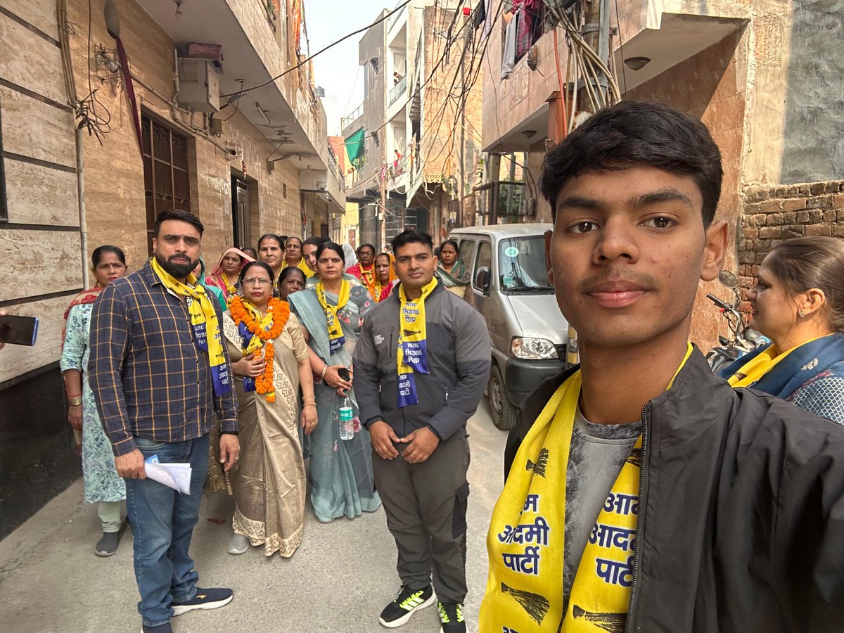 AnujPalAAP's tweet image. वार्ड 128 - डिचाऊँ कलां ( नजफगढ़ )
 
हमारी बड़ी बहन @NeetuChauhan128 जी को जनता का मिल रहा आशीर्वाद

अब जनता बदलाव चाहती है , वापस अपने लाल केजरीवाल को चाहती है

लड़ेंगे जीतेंगे
@AAPDelhi @Saurabh_MLAgk @vinayymishraap @MahinderMla @ArvindKejriwal #DelhiByeElection