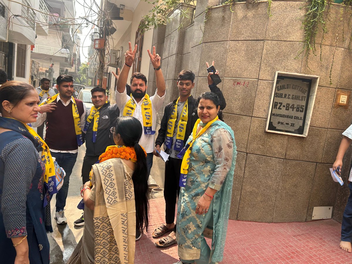 AnujPalAAP's tweet image. वार्ड 128 - डिचाऊँ कलां ( नजफगढ़ )
 
हमारी बड़ी बहन @NeetuChauhan128 जी को जनता का मिल रहा आशीर्वाद

अब जनता बदलाव चाहती है , वापस अपने लाल केजरीवाल को चाहती है

लड़ेंगे जीतेंगे
@AAPDelhi @Saurabh_MLAgk @vinayymishraap @MahinderMla @ArvindKejriwal #DelhiByeElection