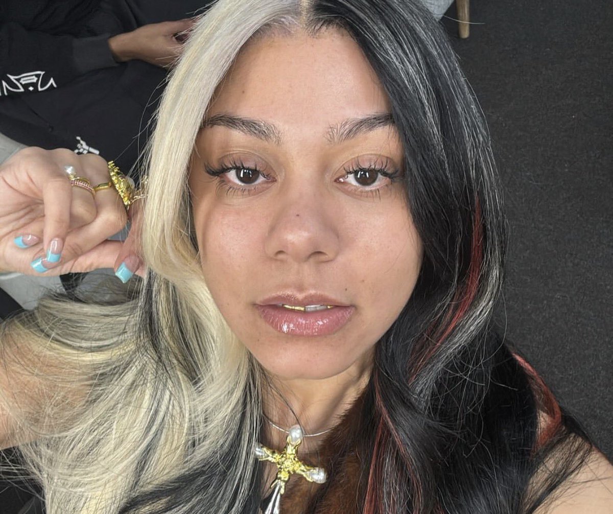 SaycheeseDGTL's tweet image. Karrahboo asked people to support her on Twitch since it’s her only source of income right now because she’s signed to a 720 deal with Concrete 😢

“it’s either Twitch or OF and I don’t wanna do OF”