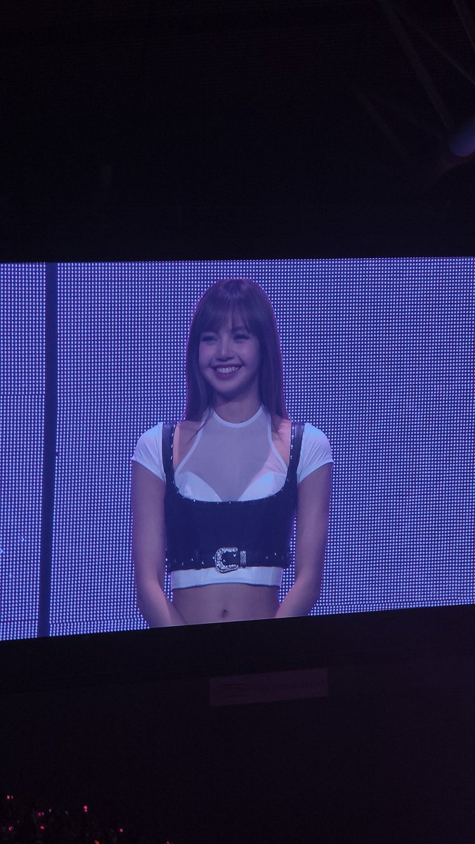 sproutbns's tweet image. girl my concert bias is Lisa

holy fuck dude she looks so good irl 😭😭 her styling and makeup was so pretty my jaw was on the floor every time she was on the screen

they all performed really well but oh my God she took all of my attention 😭 she&apos;s cute and hot at the same timw…