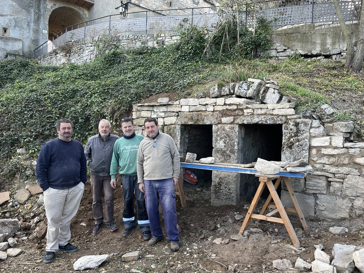 jolival65's tweet image. En la jornada de restauració dels estreps i frontó de la Cabaneta dels Pobres de la Prenyanosa. Demà Sant Tornem-hi! #SetmanaPedraSeca @SetmPedraSeca