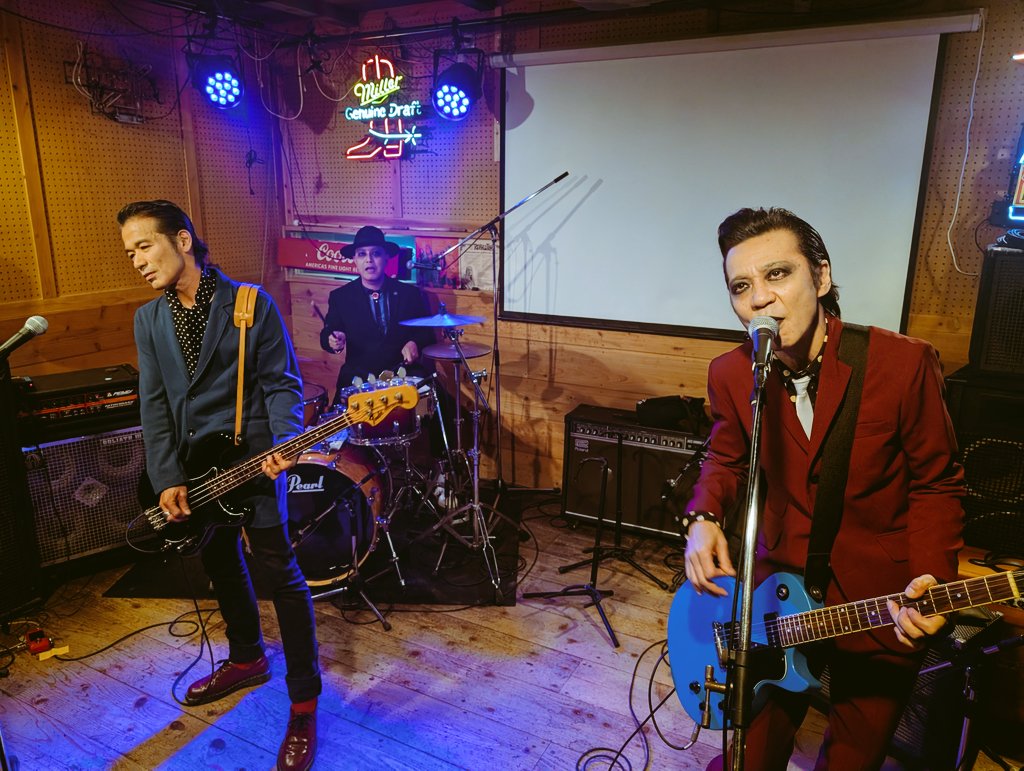 DRUMS_SHOKO's tweet image. あとね、このバンドも久しぶりに見れたー
相変わらずカッコイイ♡
完全ドラマー目線なんけど、彼のプレイもだけどステージングで盗みたいところがあるのです☆