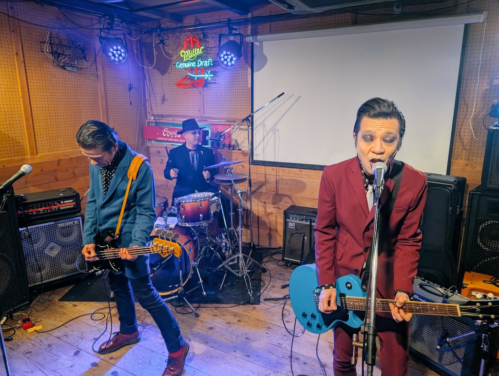 DRUMS_SHOKO's tweet image. あとね、このバンドも久しぶりに見れたー
相変わらずカッコイイ♡
完全ドラマー目線なんけど、彼のプレイもだけどステージングで盗みたいところがあるのです☆