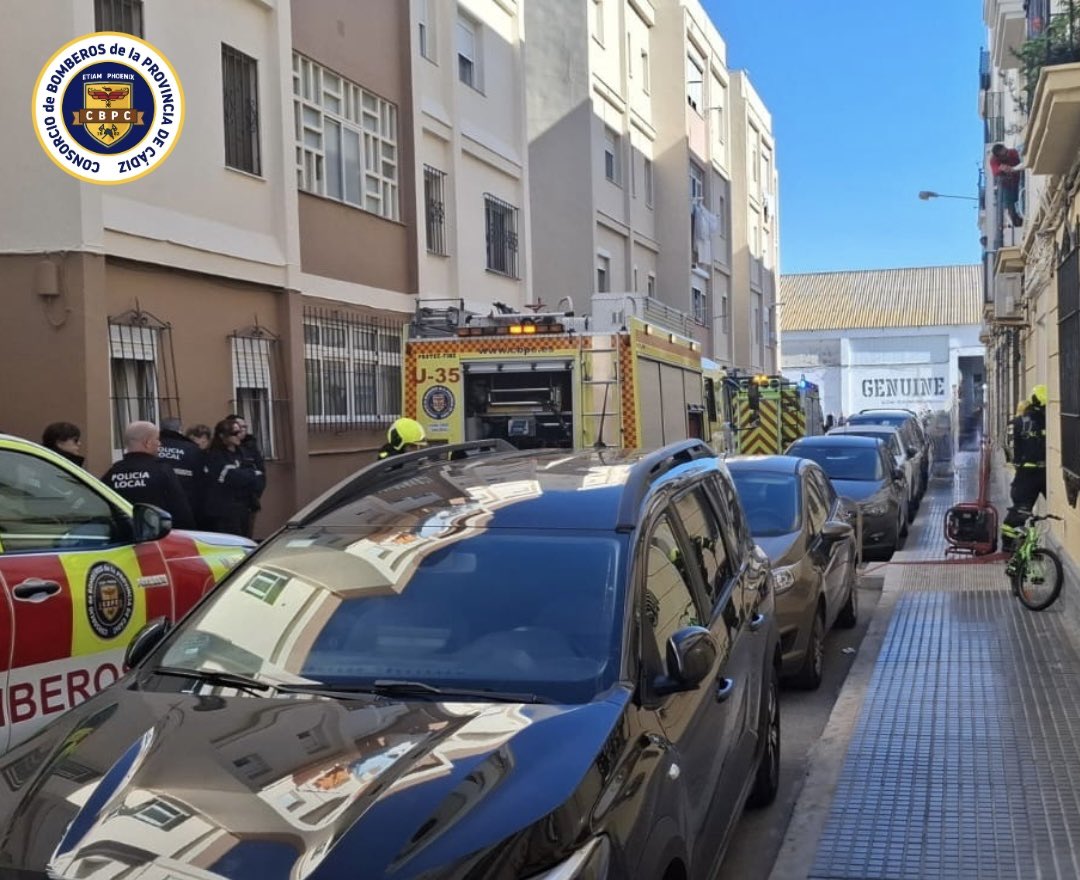 🗓️22/11/25⏰12h

Salida del parque #Cádiz por incendio en bajo de C/Juan Sebastián el Cano
El fuego se origina en la cocina
Extinguimos y ventilamos
Afectada vitro, campana, muebles y resto por humos
Los ocupantes están fuera a nuestra llegada
Sin daños personales

🚒3
🧑🏼‍🚒8

#CBPC
