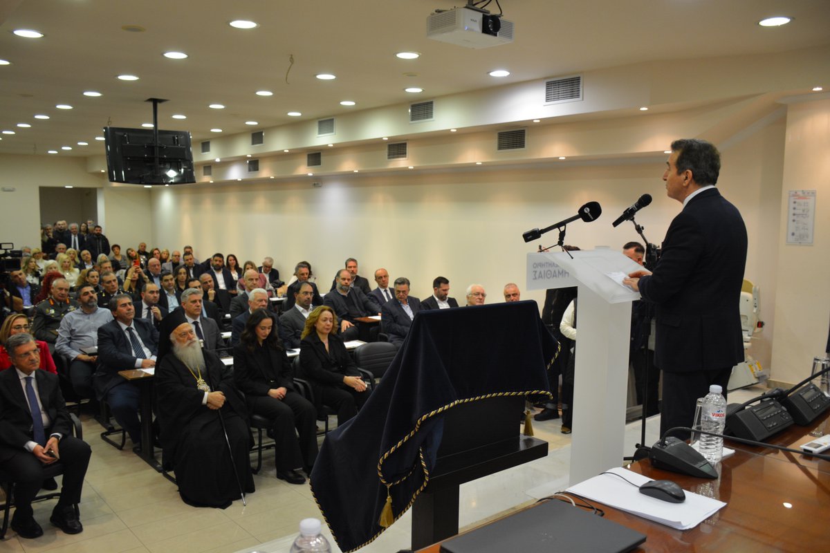 Με βαθιά συγκίνηση, συμμετείχα στην ονοματοδοσία της αίθουσας συνεδριάσεων του Επιμελητηρίου Ημαθίας σε «Απόστολος Βεσυρόπουλος», εκπροσωπώντας τον Πρωθυπουργό, <a href="/kmitsotakis/">Kyriakos Mitsotakis</a>.
Μια πρωτοβουλία που τιμά την πορεία, το ήθος και την προσφορά του Απόστολου, στην Ημαθία και την Ελλάδα.