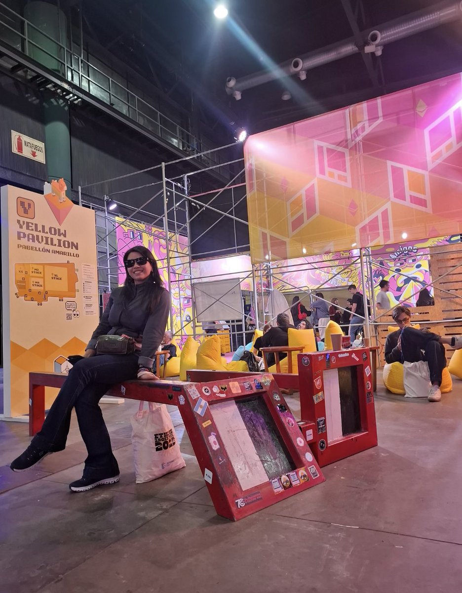 En stand de <a href="/nounsdao/">Nouns.eth</a> <a href="/NounsDAOAmigos/">Nouns Amigos</a> una energía hermosa 🤩 que se vive allí, un espacio lleno de arte de creación, yo desde <a href="/Moncrear/">Moncrear</a> me lleno de ilusión al ver esta comunidad.