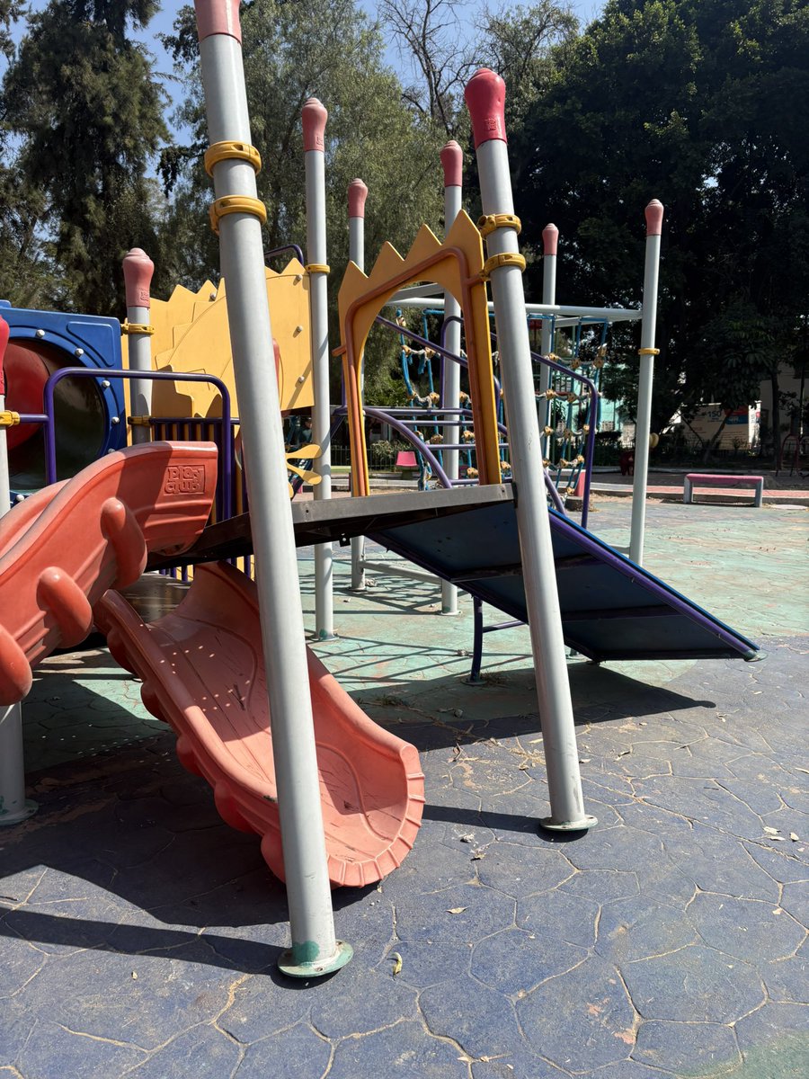 evalle6's tweet photo. @TuAlcaldiaGAM en el parque María del Carmen los juegos para niños se encuentran en “remodelación” desde hace más de 15 días, les quitaron los tornillos y los dejaron botados siendo un peligro para los menores, no hay cintas de no traspasar, nada. ¿Alguien los acomodará? https://t.co/Y6CcQmYmd8