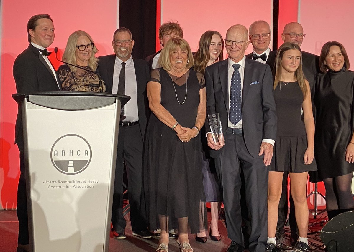 DevinDVote's tweet image. Our economic growth and everyday safety depends so much on Alberta’s road builders.

It was great to address the @AB_Roadbuilders at this year’s AGM and Awards Night. 

Congratulations to all the Rising Star recipients and to Brian Whissell for his lifetime achievement award.