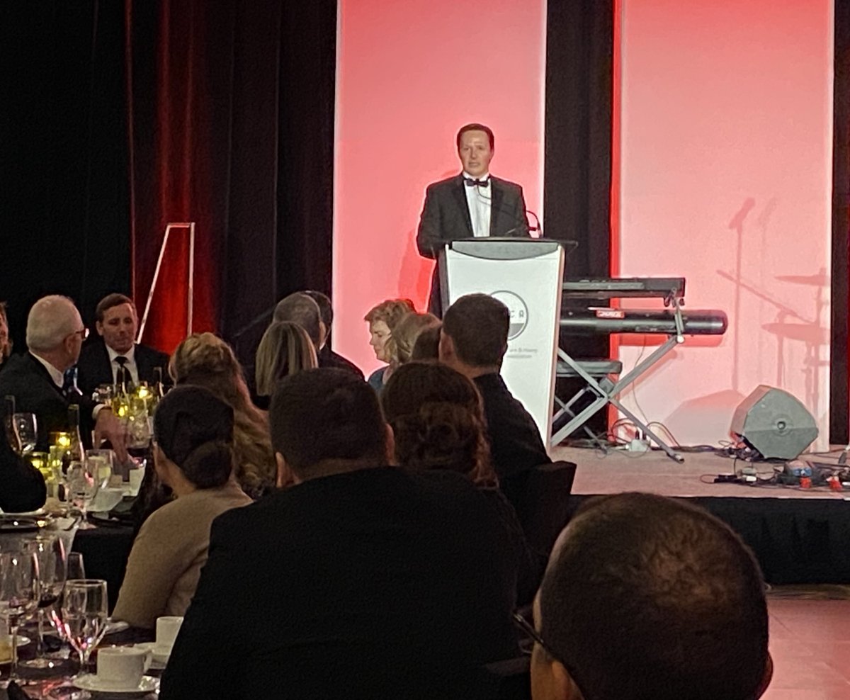 DevinDVote's tweet image. Our economic growth and everyday safety depends so much on Alberta’s road builders.

It was great to address the @AB_Roadbuilders at this year’s AGM and Awards Night. 

Congratulations to all the Rising Star recipients and to Brian Whissell for his lifetime achievement award.