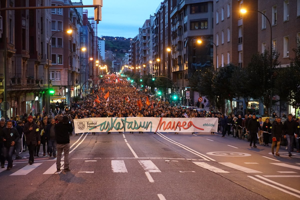 ealkartasuna's tweet photo. ✊Batzuetan garaituak. Menperatuak, inoiz. 

#AskatasunHaizea garelako. 

Gora Euskal Herria antifaxista. Gora Euskal Herria askatuta! https://t.co/IVrSIvwWAa