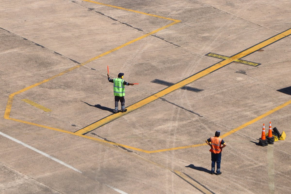 Miticpy's tweet image. ✈️🔥 Jornada intensa en el Silvio Pettirossi.
Miles de hinchas de @clublanus y @Atletico llegan a Paraguay para la final de la @sudamericana. ⚽🇵🇾

@dinacpy sigue recibiendo a cada visitante con calidez, eficiencia y la mejor hospitalidad paraguaya. ✨🤝