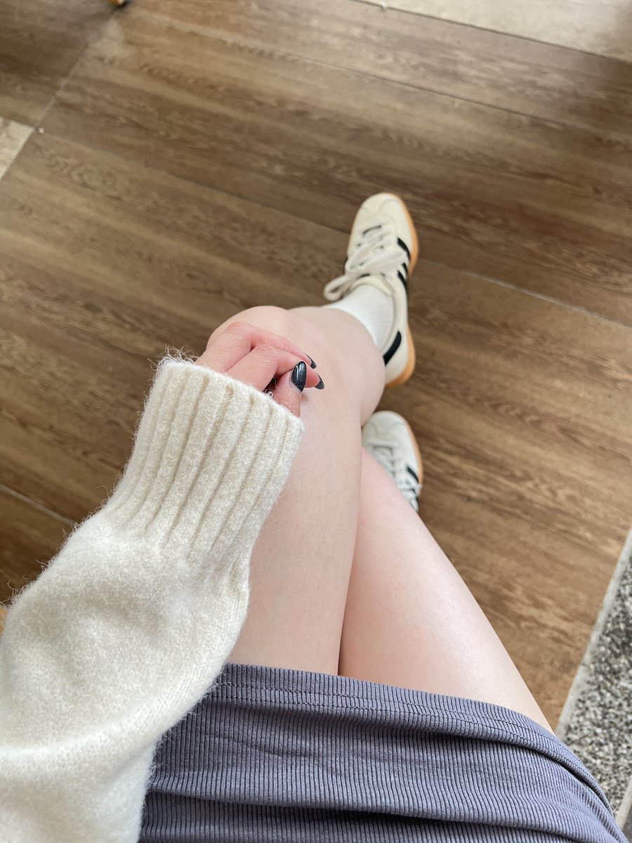 上一次7月穿這件時⋯印象中還一直要往上拉😳
11月穿反而變成一直要往下拉🤣
因為⋯我沒穿內褲呢😈

看來認真運動真的有差🤍

#屁屁初長成