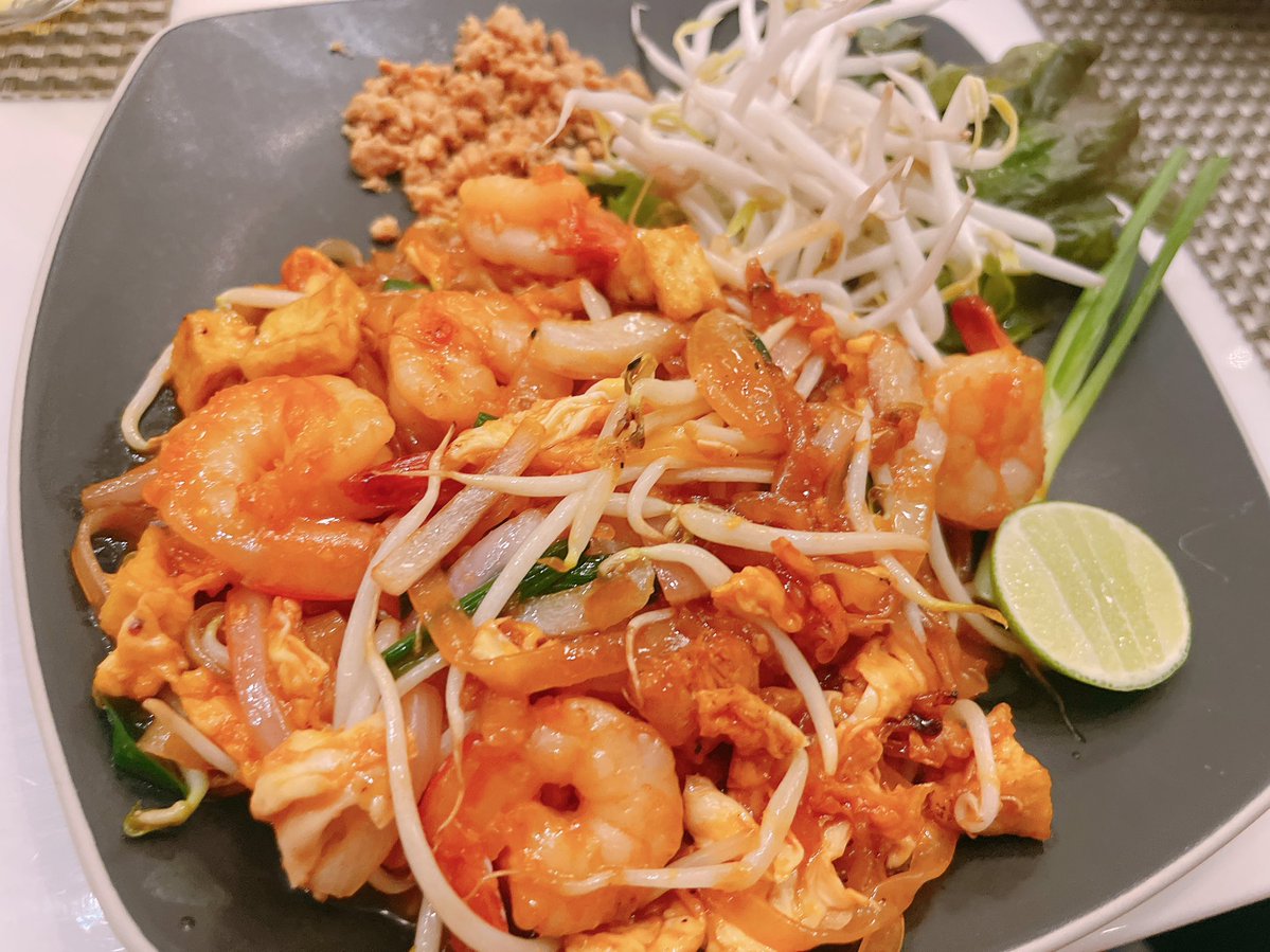 kaor1n_n's tweet image. SHINGHAビール飲めました！！
マネージャーさんたちがいっぱいお写真撮ってくれましたｳﾚｼｲ

パッタイ
トムカーガイ
トムヤムクン
シンハビール

φ(．．)ﾒﾓﾒﾓ  タイ料理最高すぎる！
遠くから来てくれたみんなもタイ楽しんでいますように✨☺️