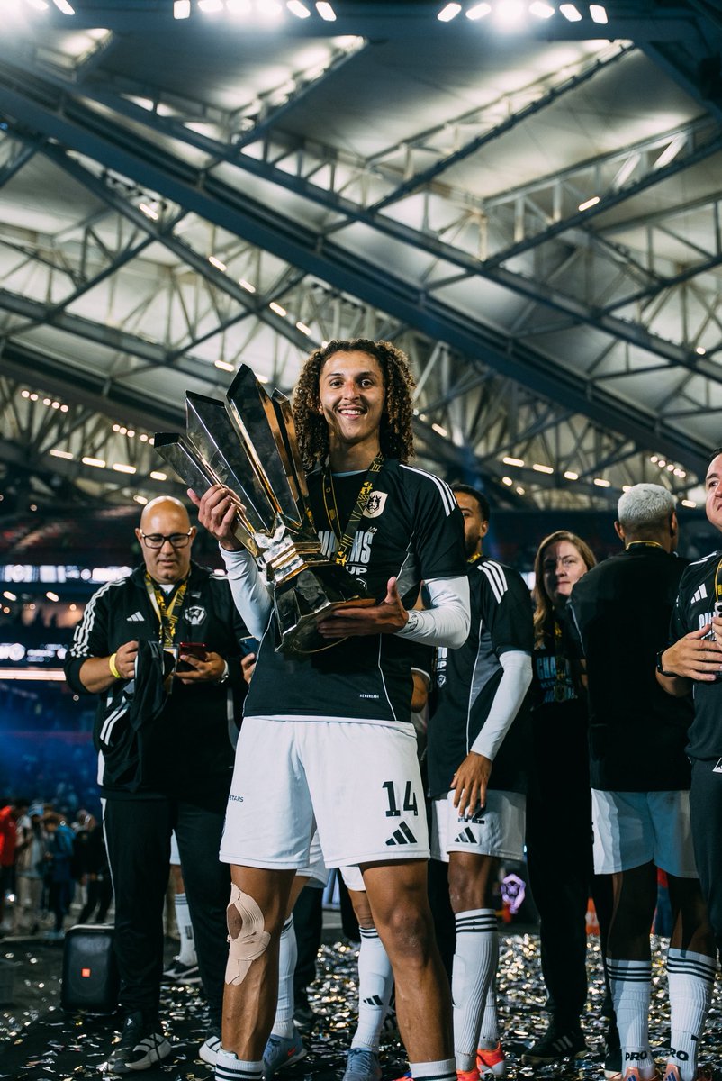 MattheusDedo's tweet image. Tríplice coroa é nossa e ninguém tira 🏆🏆🏆✅

4 competições no ano: 3 títulos e uma derrota na semi final, classificação pro mundial garantida! E agora me diz ai se tá ruim ? 🤔

Glória a Deus por tudo 🙏🏻❤️

📸:@nataconect