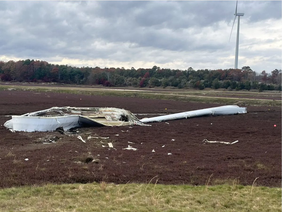 saveLBIorg's tweet image. No, the fallen wind turbine blade has STILL not been removed. But don't worry—the company has launched a full investigation. Sound familiar? 
tinyurl.com/mwfyaand
